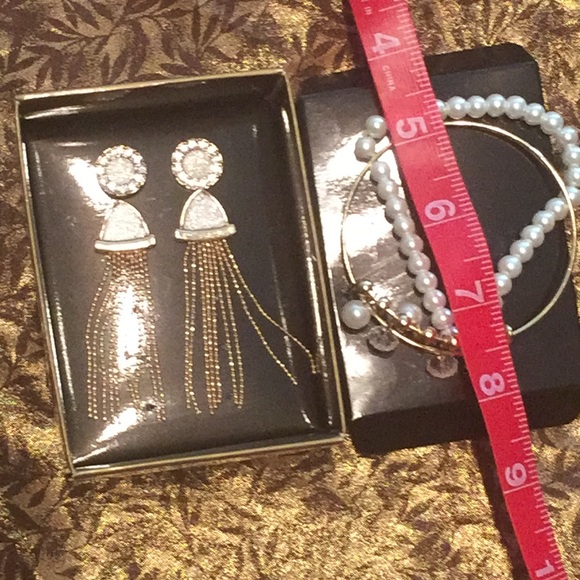 Free 5-piece NWT faux pearl jewelry set - Picture 4 of 8